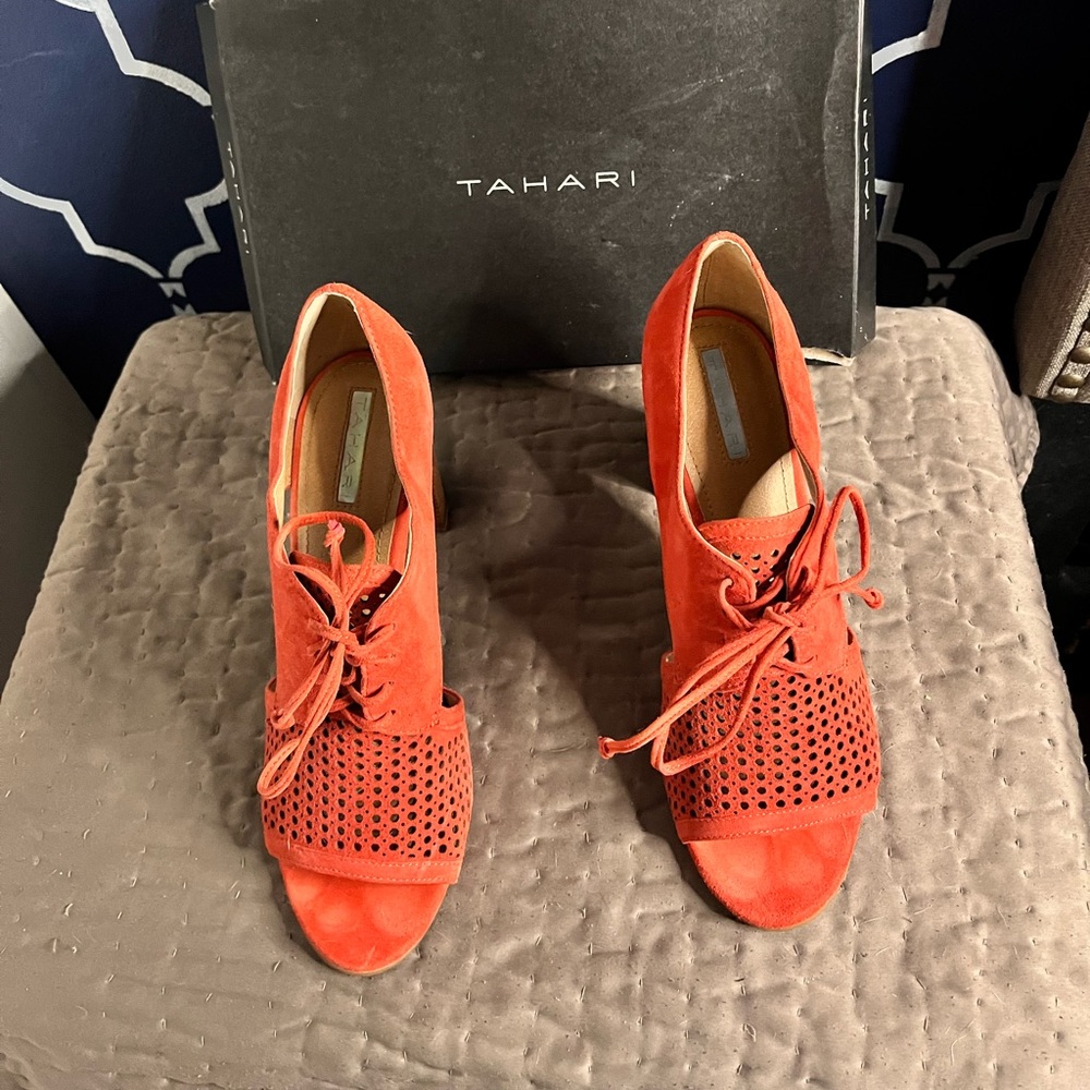 Tahari-Megyn shoe Coral colored size 10